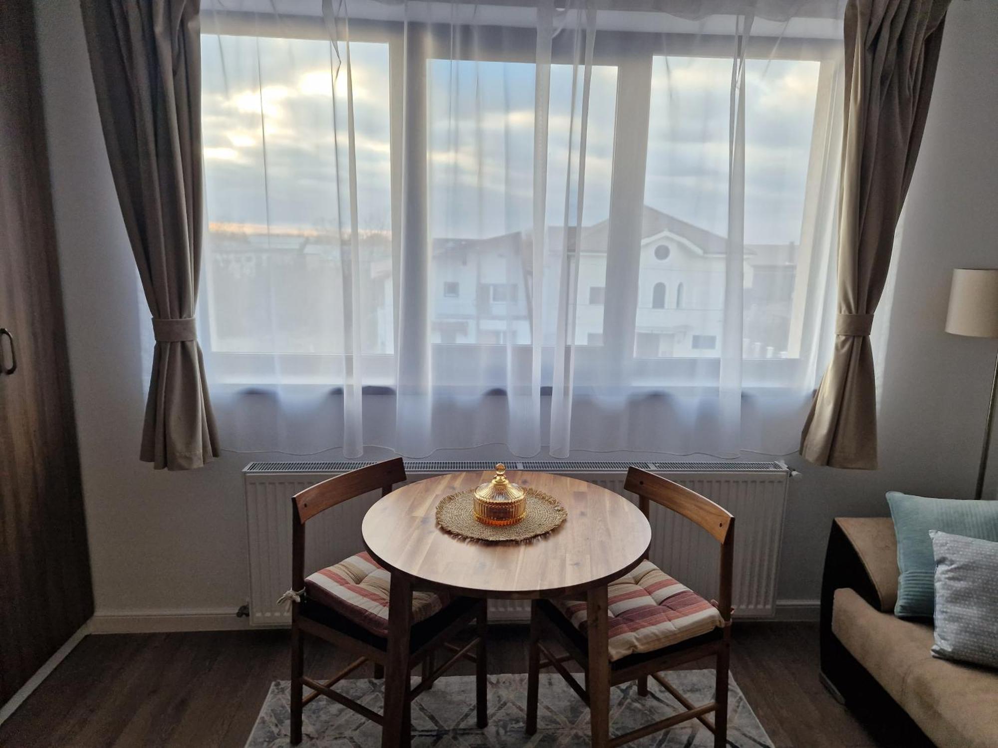 Craitelor Boutique Airport Apartment โอโตเปนี ภายนอก รูปภาพ