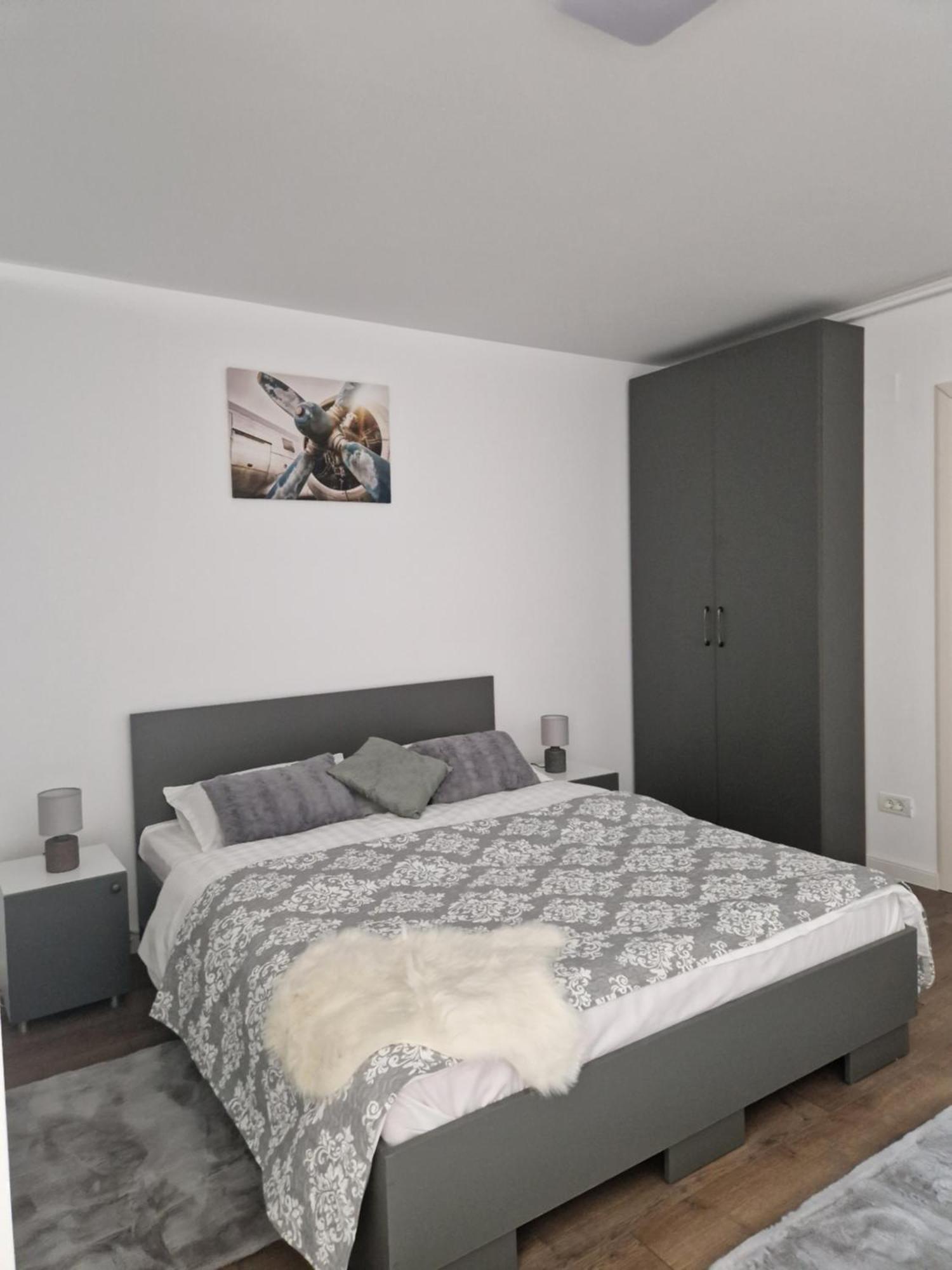 Craitelor Boutique Airport Apartment โอโตเปนี ภายนอก รูปภาพ